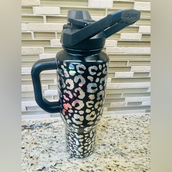 Sports Water Bottle - Black and White Comes with Cirkul lid and 10 Cirkul Flavor - Picture 6 of 6